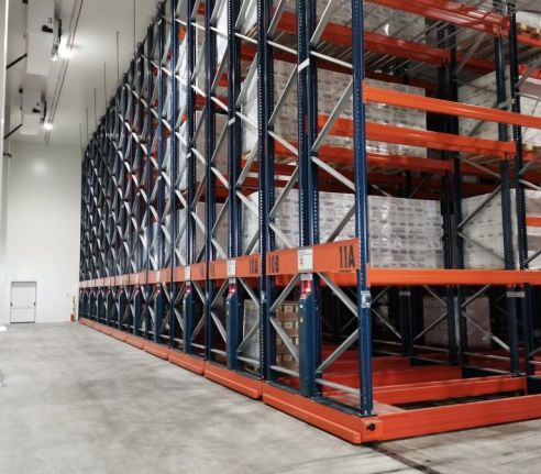 Vista del magazzino automatizzato nella cella a temperatura controllata con i gruppi di produzione del freddo